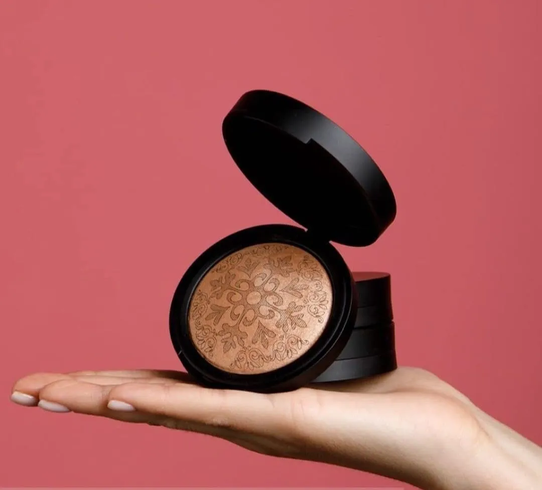 aden Terracotta Baked Bronzer/Highlighter Duo Create a gorgeous sculpted glow with this baked duo (7g) MADE IN ITALY (Terracotta Baked Glowing Bronzing Powder)