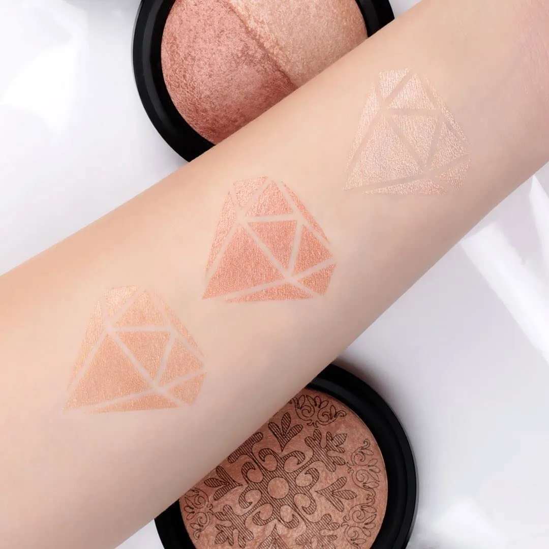 aden Terracotta Baked Bronzer/Highlighter Duo Create a gorgeous sculpted glow with this baked duo (7g) MADE IN ITALY (Terracotta Baked Glowing Bronzing Powder)