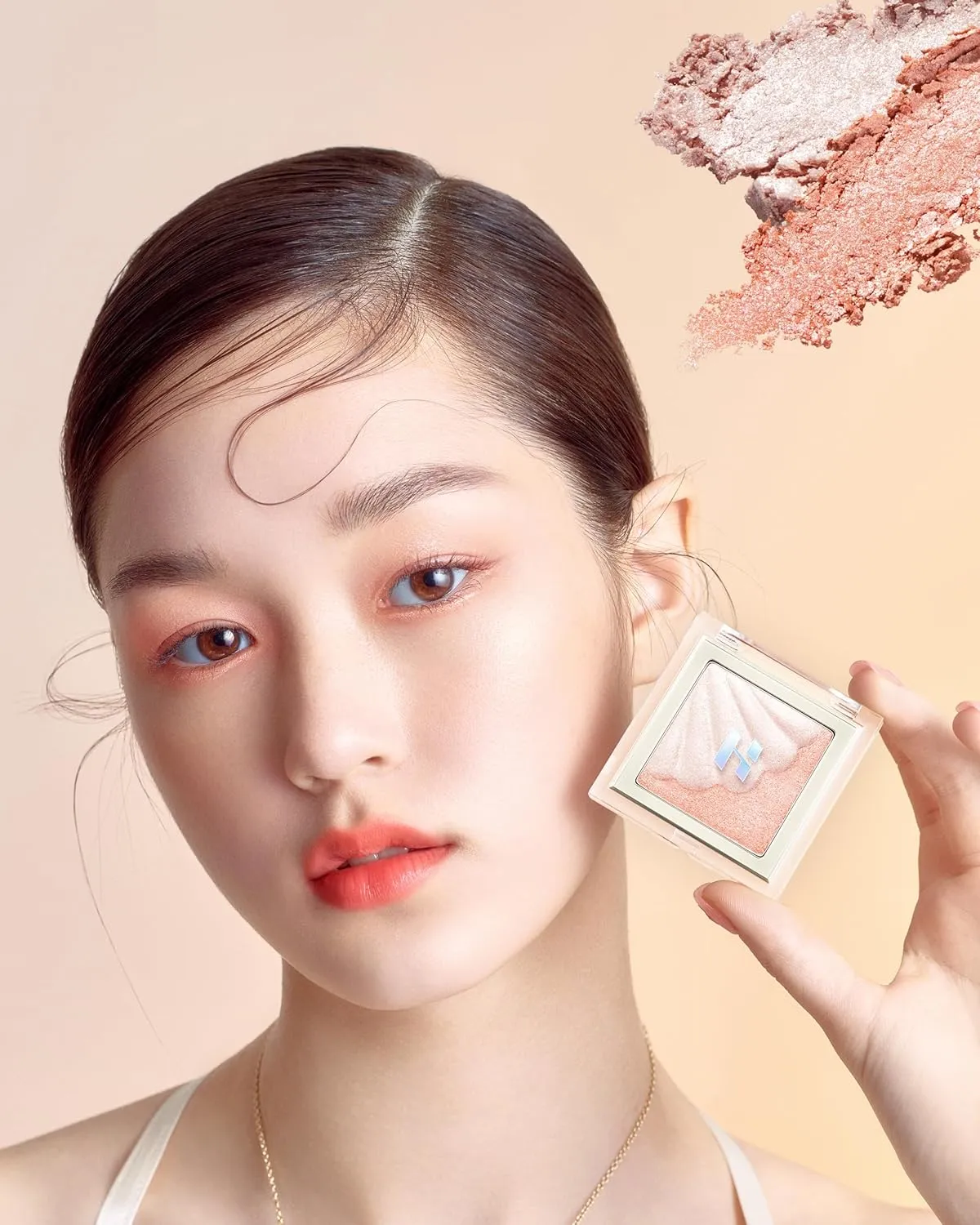 HOLIKA HOLIKA Shell Glow Highlighter- Luxury Face Glow for Shine & Volume, Transparent Skin Enhancer, Smooth Texture, Subtle Shimmer Light, Splendid Pearl Expression (01 AURORA NACRE)