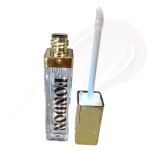 Luminous Lipgloss to hydrate and smooth lines.