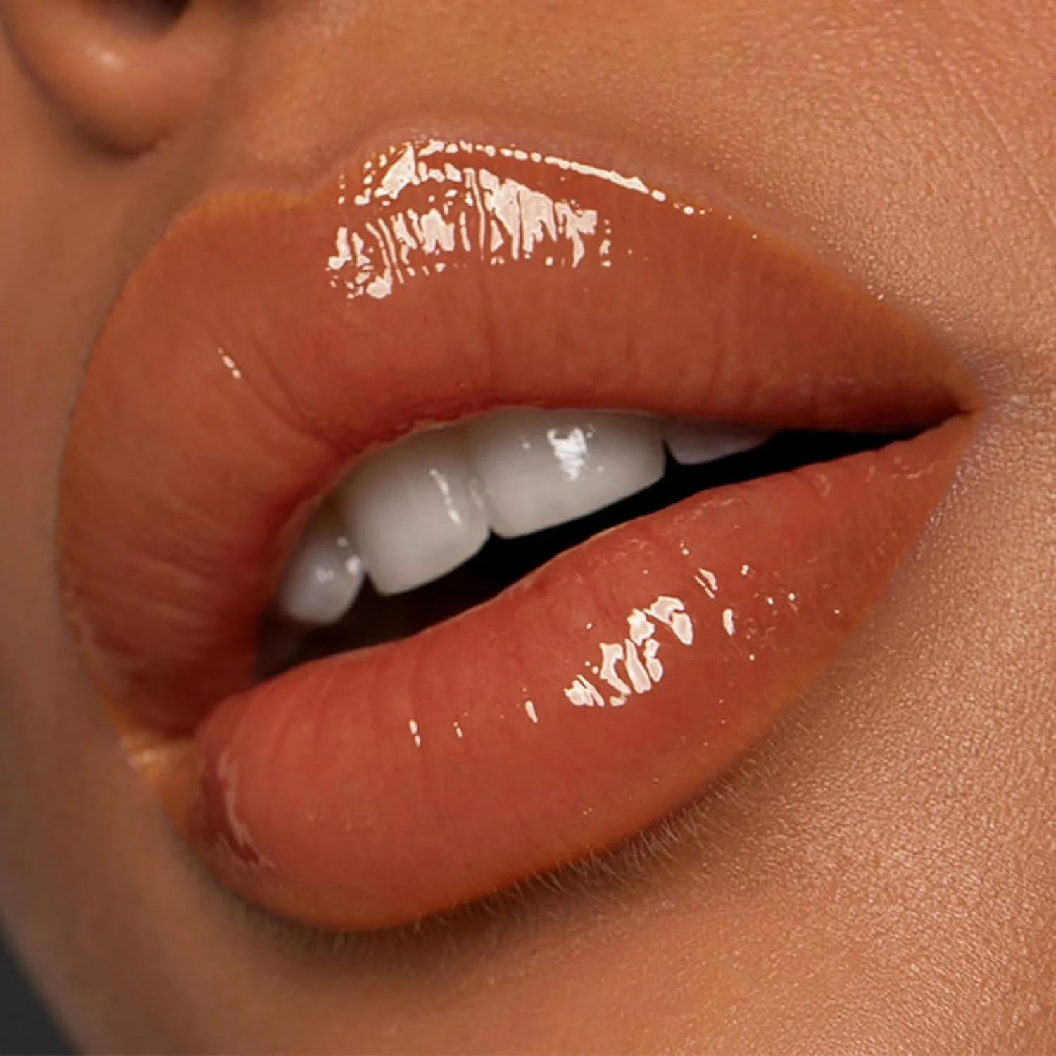 Sophia   Mabelle Hydrating Lip Oil – Lightweight, Non-Sticky & High-Shine Lip Gloss Oil – Moisturizing, Nourishing, Soothing Tinted Formula for Soft Lips – 3.7g (Cabana Service (Peach), 3.7g)